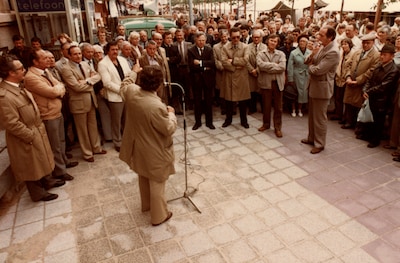 Wandelen over de reling van een viaduct en de heropening van de dinsdagmarkt in Eindhoven, wie was e