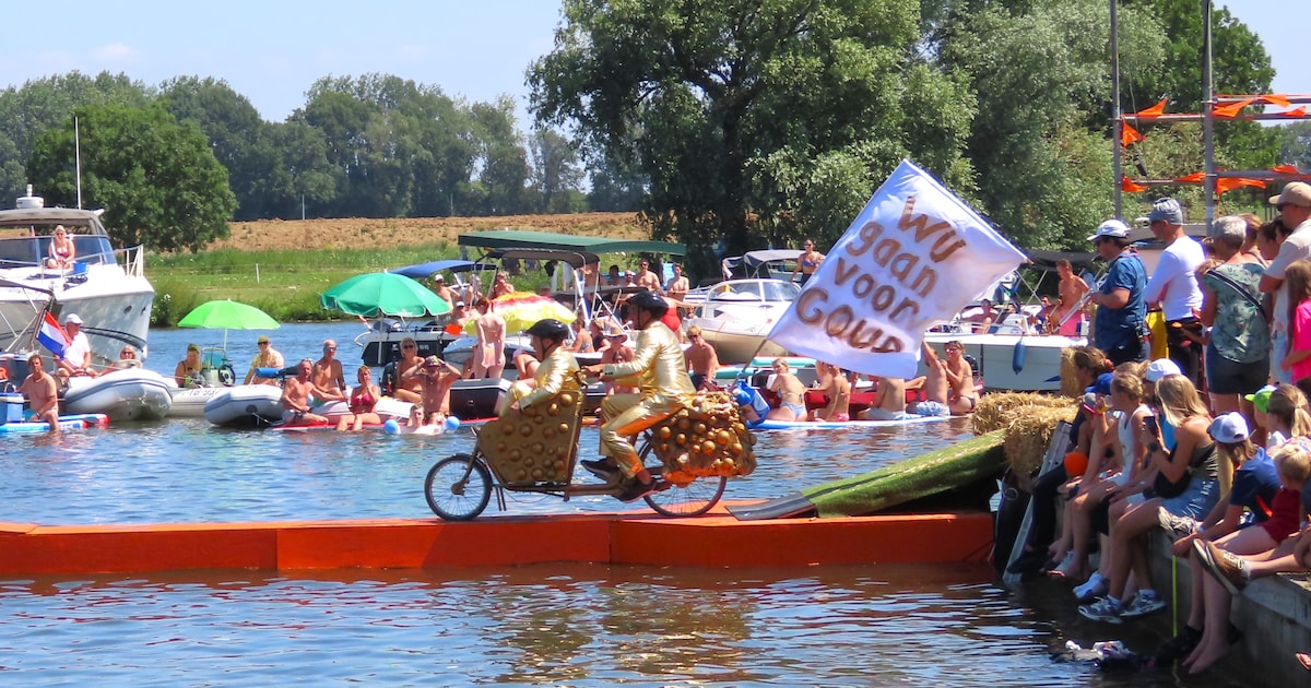 Massaal de Maas in tijdens hilarisch spektakel ‘Fiets ’m erin’ in Maasbommel | Foto