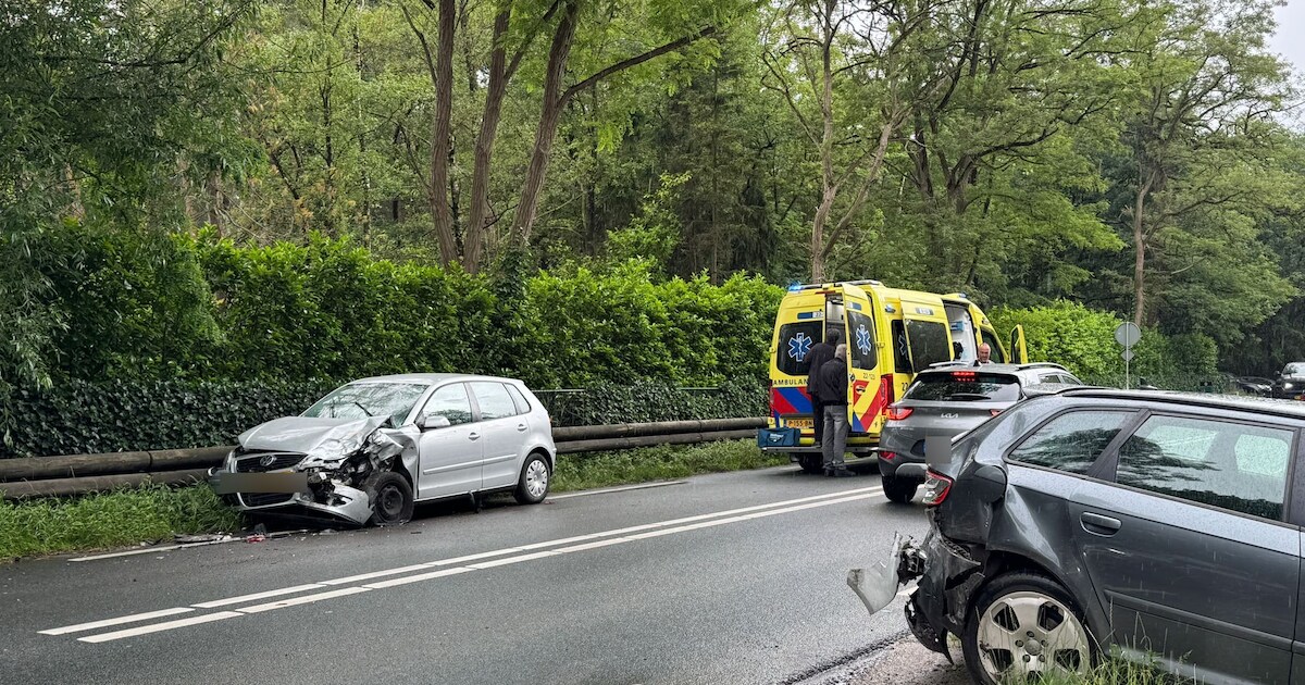 Auto botst achterop afslaande auto in Lieshout, een gewonde naar het ziekenhuis
