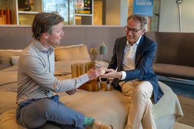 Beddengoed en zelfs tampons van zeewier: je vindt het in deze pop-up hotelkamer in Haags bankkantoor