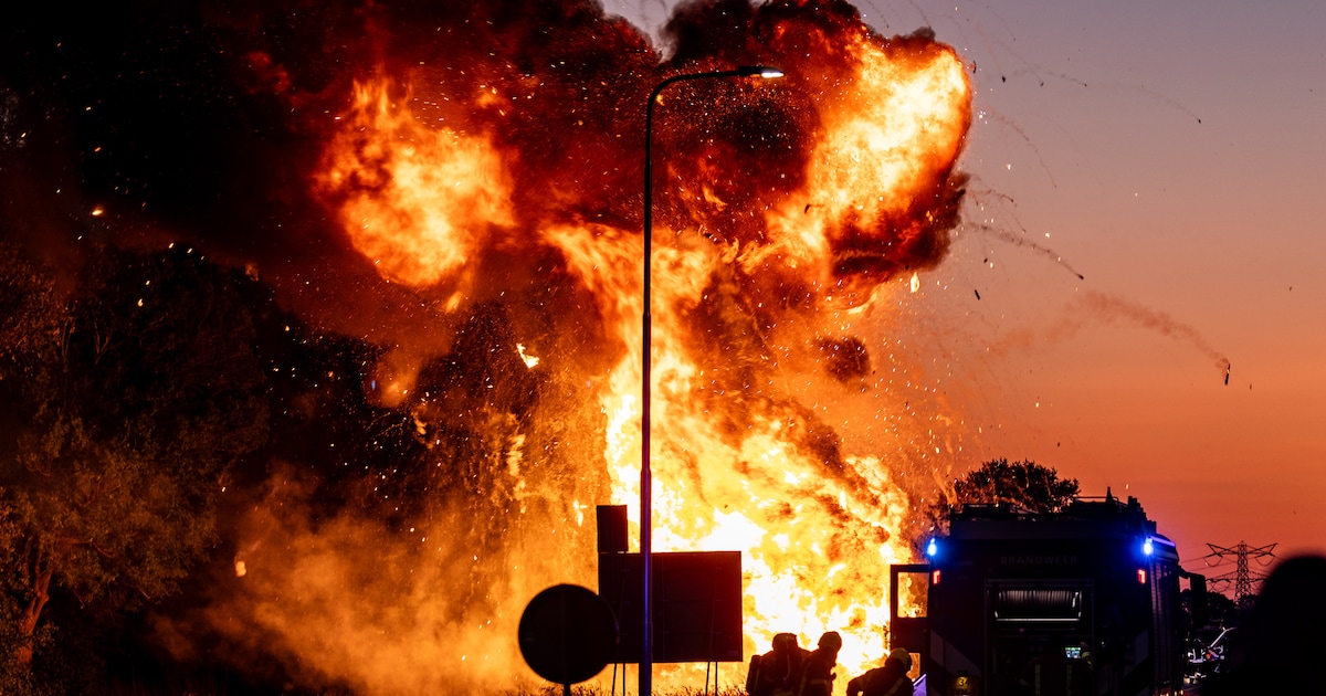 Metershoge vlammen op N217 bij Mijnsheerenland: camper in de brand, gasfles zorgt voor explosies