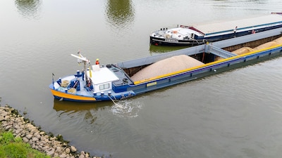 Hulpdiensten rukken uit voor schip dat op de Maas bij Lith dreigt te zinken