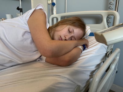 Charlotte (16) ligt al 2 jaar met long covid op bed en vestigt haar laatste hoop op een behandeling in Rome