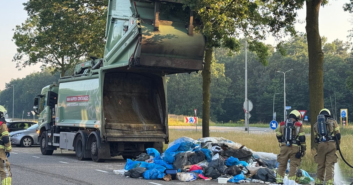 Brand in vuilniswagen in Markelo, chauffeur stort afval uit op de weg