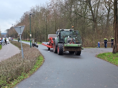Scooterrijder gewond na botsing met tractor in Veenendaal