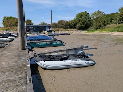 Water in de Rijn zakt zo ver dat boten hier op het zand komen te liggen: ‘De badkuip is een keer lee