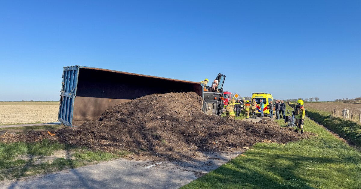 Vrachtwagen gekanteld in de Cocksdorp, chauffeur gewond
