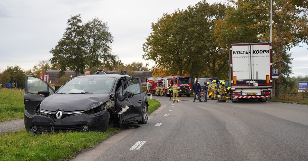 Dieseltank van vrachtwagen raakt lek na botsing met auto op de Barneveldseweg in Nijkerk