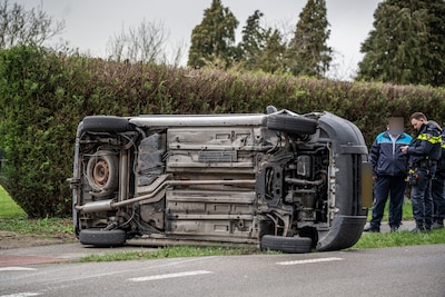 Busje op zijkant na botsing op Babberichseweg in Zevenaar