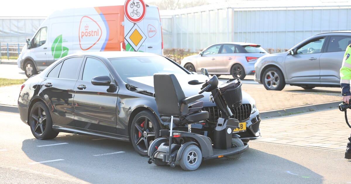 Persoon in scootmobiel gewond na botsing met auto in De Lier: politie start onderzoek naar oorzaak