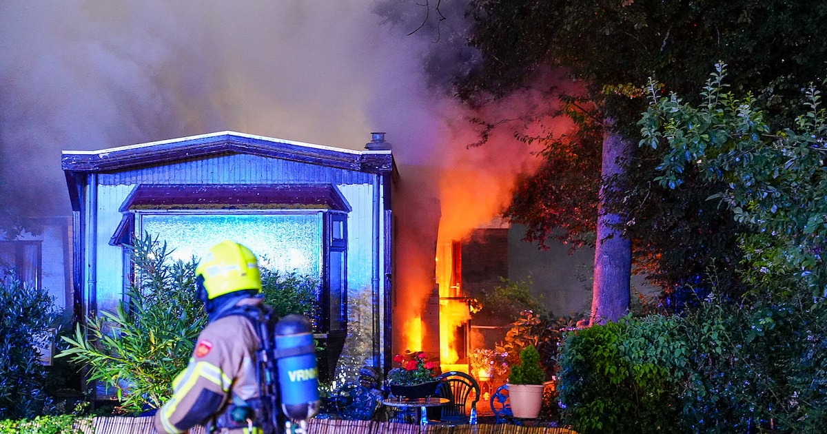 Blikseminslag veroorzaakt uitslaande woningbrand in Venhuizen