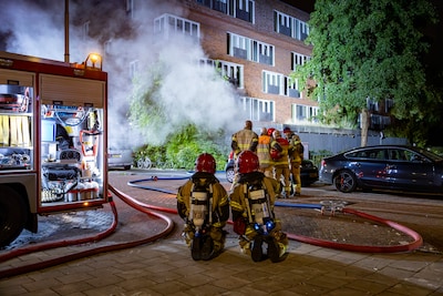 Bewoners van zeker 55 appartementen kunnen na grote brand in Nieuw-West het hele weekend niet naar huis, Amsterdammer (26) aangehouden