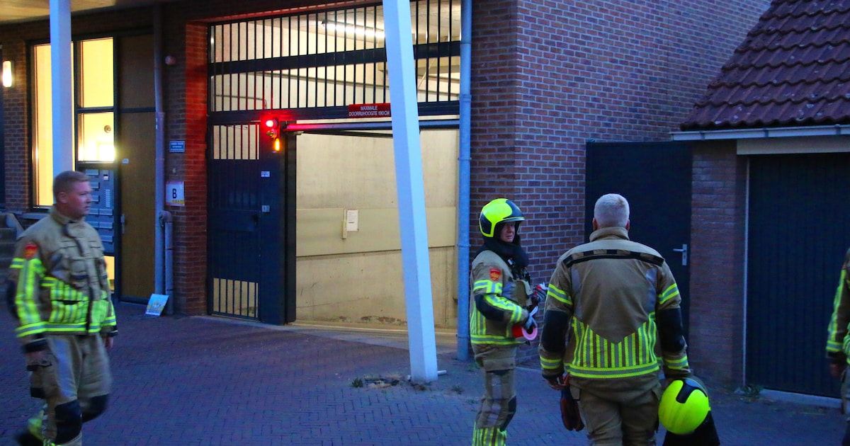 Auto botst tegen paal van appartementencomplex op Weteringpoort in Naaldwijk