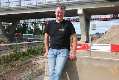 Trucker overleed tien jaar geleden bij botsing met viaduct, nu sloopt zoon eigenhandig de middenpijler