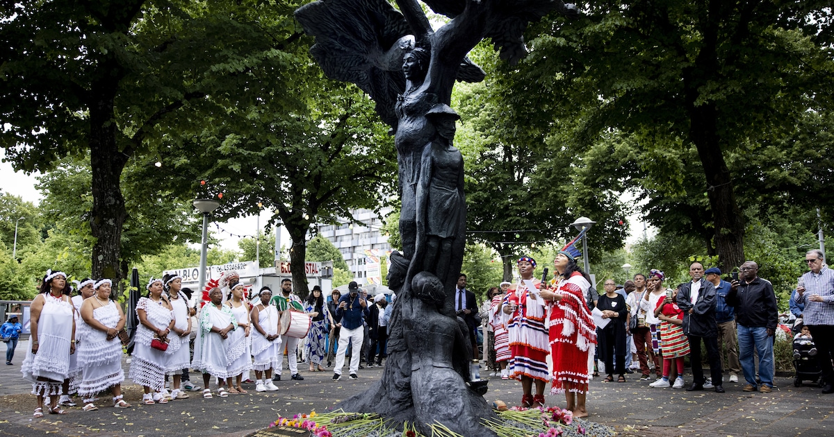 Verkeer Surinameplein toch twee minuten stilgelegd tijdens herdenking slavernijverleden 30 juni