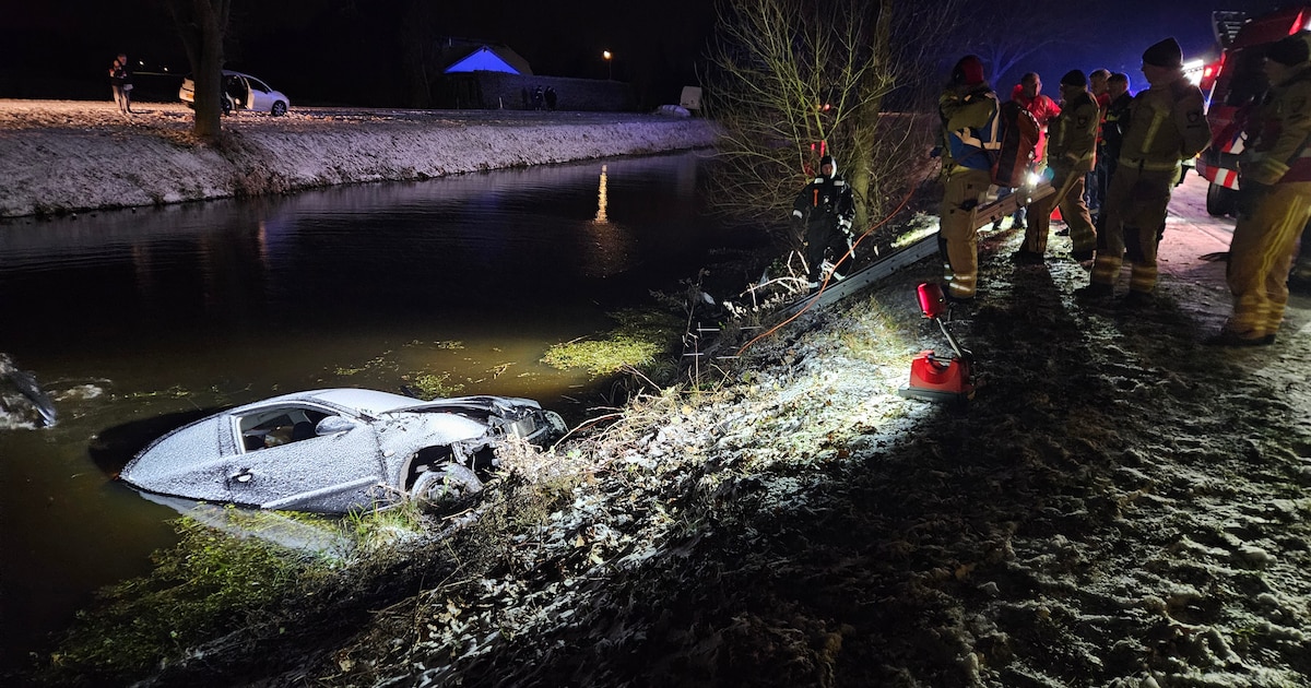 Auto belandt in water langs het Kanaal O.Z. in Tiendeveen