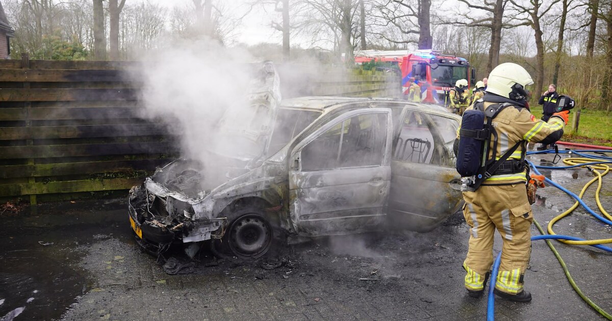 Felle brand verwoest auto in Heino, ook schuur en schutting lopen schade op | Raalte