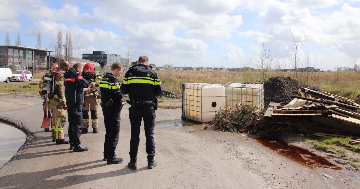 Grote vaten gedumpt op parkeerplaats aan de Limastraat in Lijnden