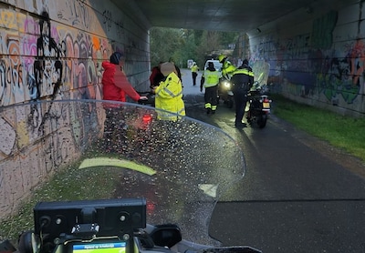 Politie controleert na klachten bij Rode Brug: 12 boetes en bromfiets in beslag genomen