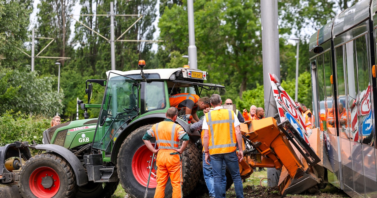 Tram botst op grasmaaimachine in Barendrecht: tramverkeer lag uren stil
