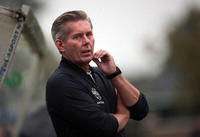 Laatste seizoen voor trainer Peter Wubben bij Spijkenisse: ‘Geef jonge talenten een kans’