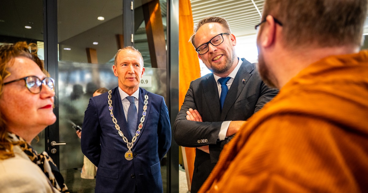 Minister bezoekt Alphen en is positief over experiment met kleinere stembiljetten