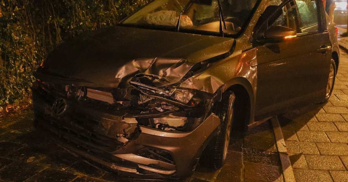 Aanrijding op druk kruispunt in Deventer: voertuigen zwaar beschadigd
