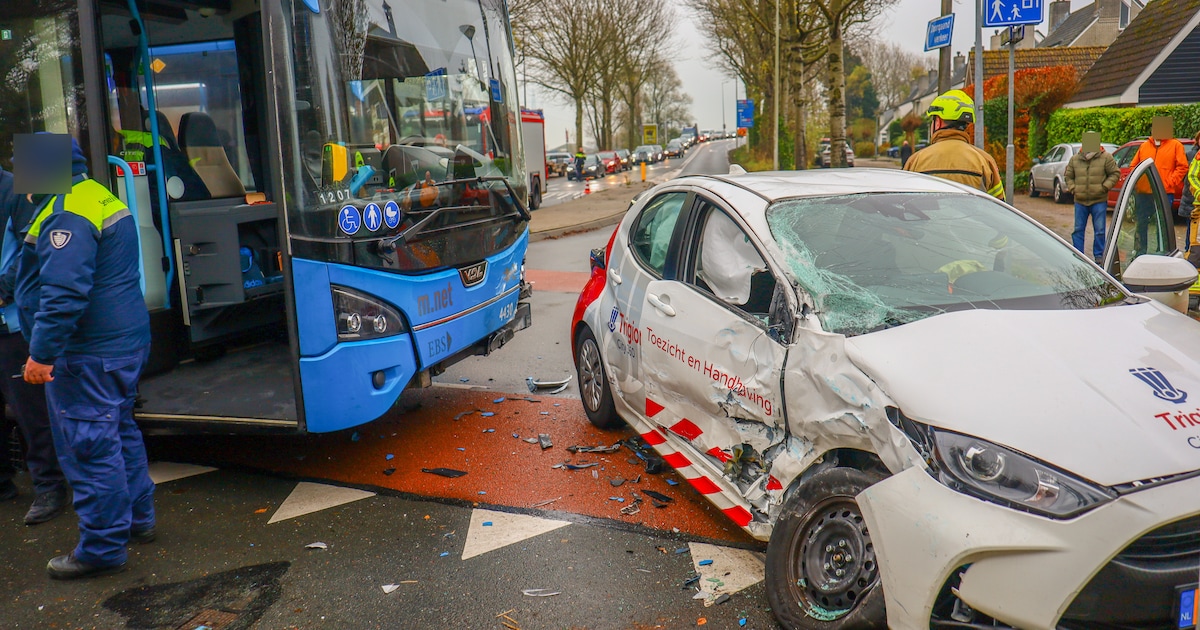 Automobilist gewond na botsing met stadsbus in Landsmeer