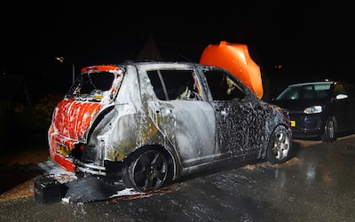 Auto uitgebrand in Gameren, politie vindt verderop voertuig met boorgaten in brandstoftank: ‘Wat is 