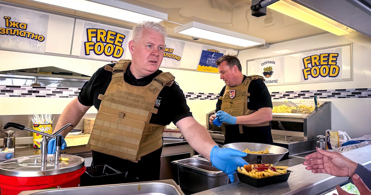 Frietbakkers Franky en Coen op Meimarkt in Huissen