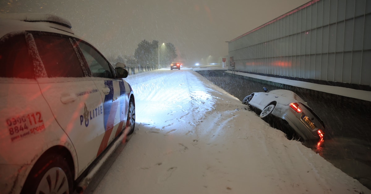 Auto glijdt door gladheid water in bij Den Hoorn