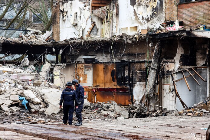 Specialisten van de politie doen onderzoek op de rampplek.