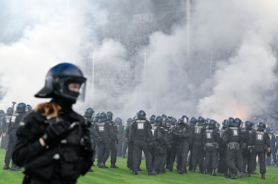 Veldbestorming, vuurwerk en vernielingen: politie rukt massaal uit bij ontspoorde derby in Duitsland