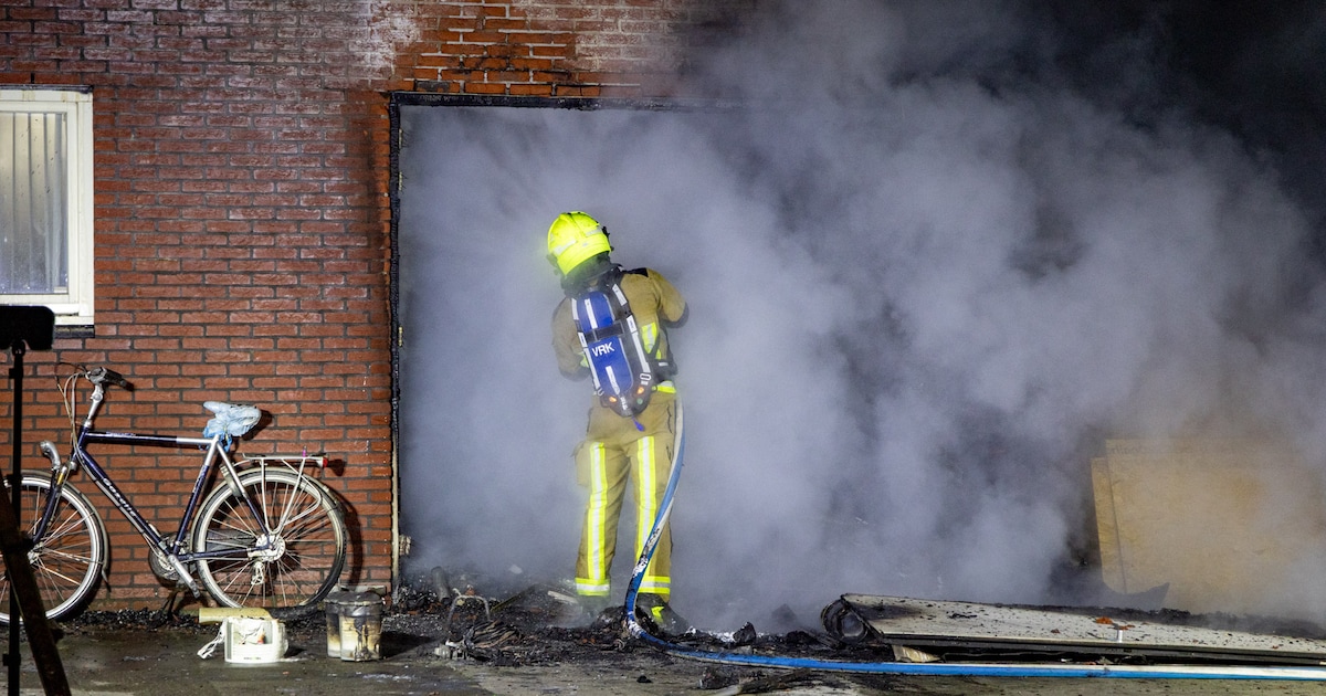 Veel rook bij schuurbrand aan Navona in Hoofddorp