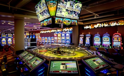Vier Hagenaars ontsnappen aan celstraf na hack van Queens Casino en diefstal duizenden euro’s