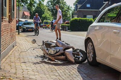 Aanrijding tussen lesauto en scooter op Torenweg in Twello