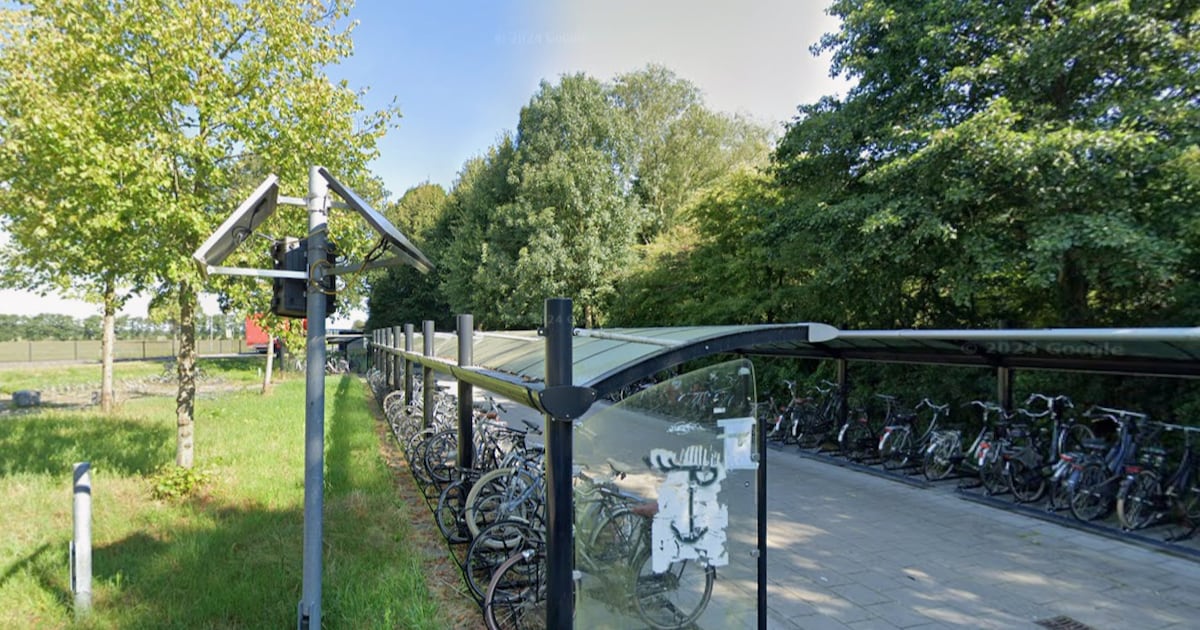 Tijdelijke lichtmast geplaatst bij fietsenstalling P+R in Peize