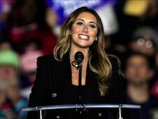 Trump promoveert persoonlijke advocaat tot presidentieel adviseur: ‘Prachtige en krachtige vrouw’