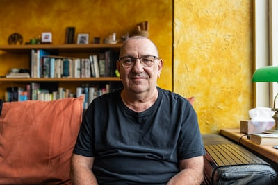 Laurence (66) verdiende jarenlang zijn geld als vertaler, tot de opkomst van AI: ‘Voordat ik het wis