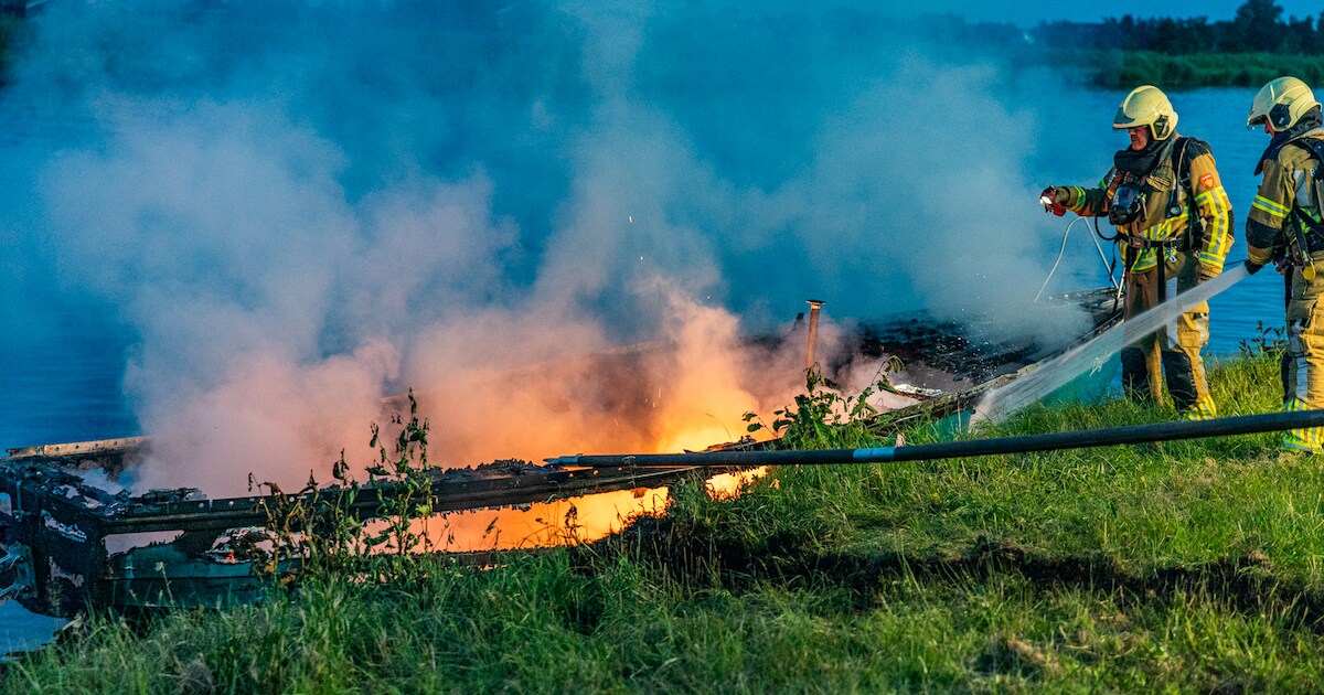 Brand verwoest boot op Prinses Margrietkanaal bij Augustinusga
