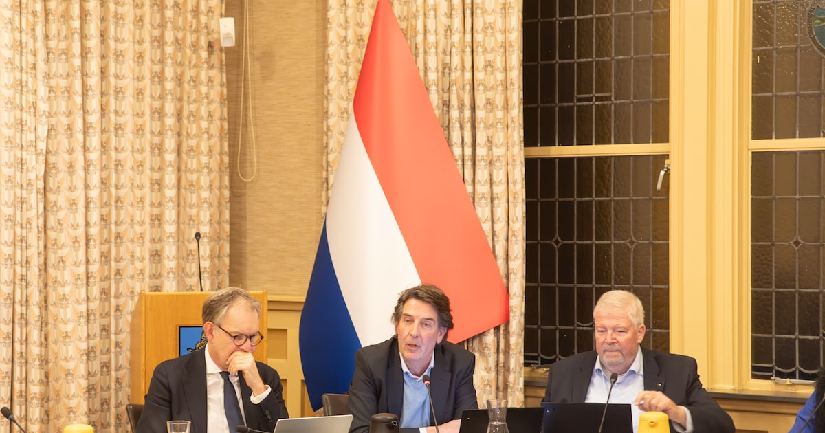 Nederlandse vlag na veel ophef en discussie voor het eerst in Baarnse raadszaal aanwezig