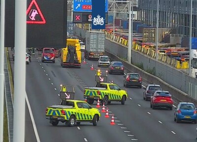 Lange file op A15 na ongeluk met vrachtwagens bij knooppunt Rozenburg
