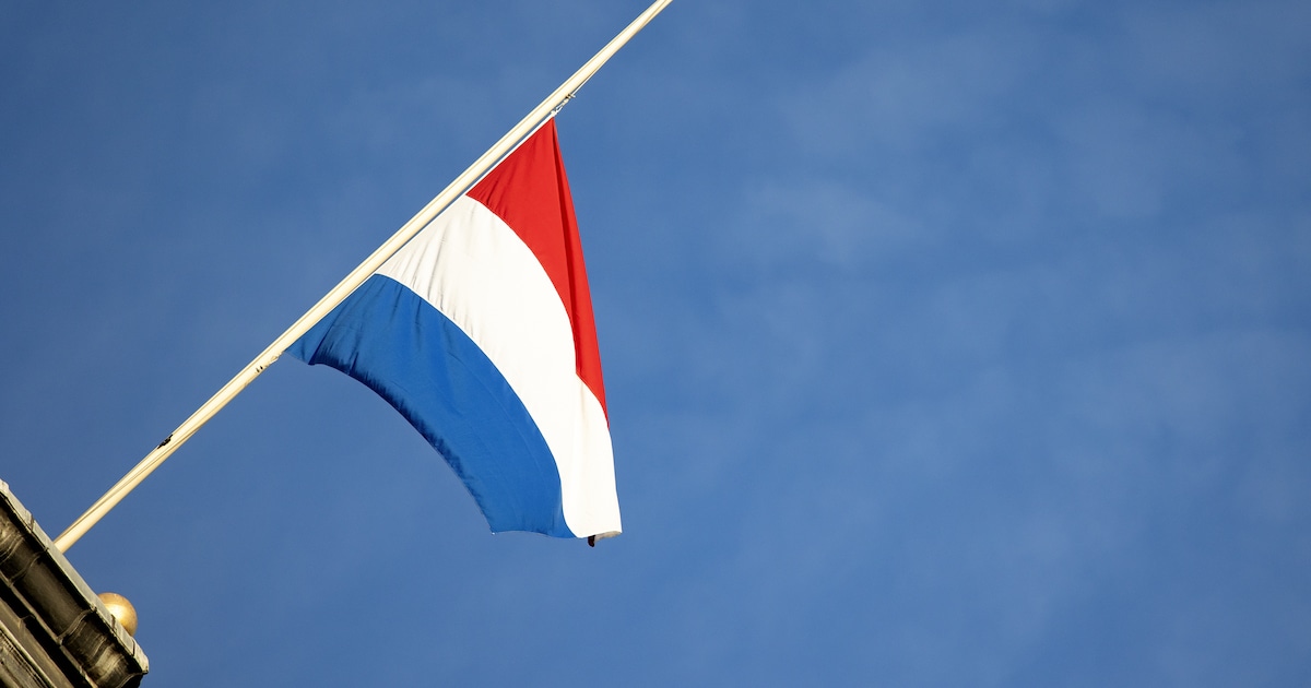 Herdenking op dorpsplein Borger-Odoorn met Ina Habing, stilte en Wilhelmus na afloop