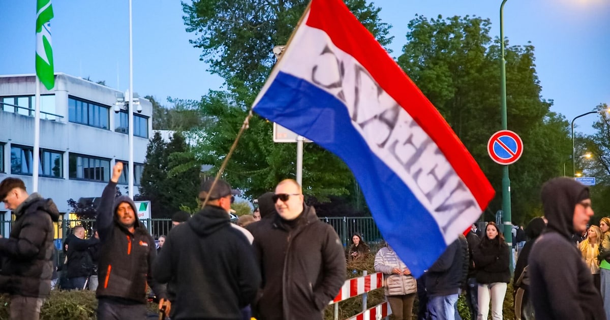 Vierde protest avond in Loosdrecht verloopt rustiger dan eerdere dagen: “het zijn raddraaiers die vo