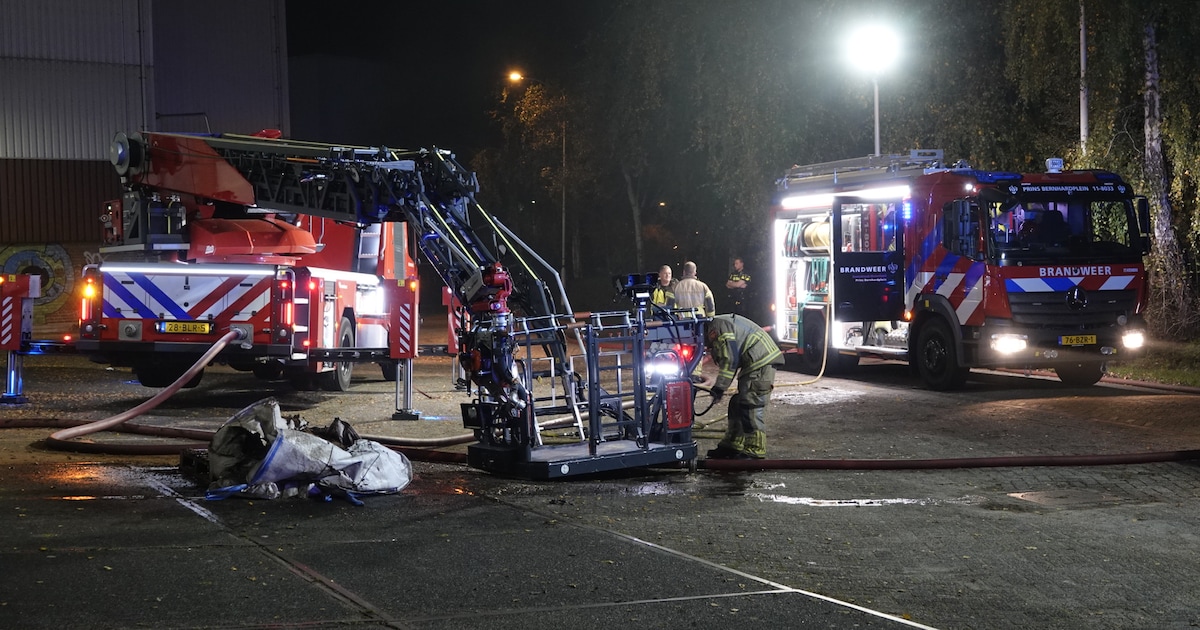 Brand in fabriekshal bij cacaoverwerker aan de Diederik Sonoyweg in Zaandam