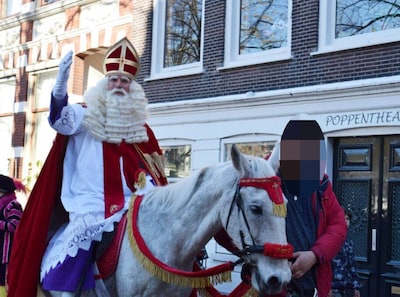 Volgens de eigenaar gleed het paard van Sinterklaas uit over pepernoten, maar de politie noemt het dierenmishandeling
