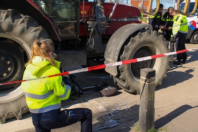 Hij mócht niet eens meer rijden, dan schept tractorchauffeur (76) een vrouw op het zebrapad
