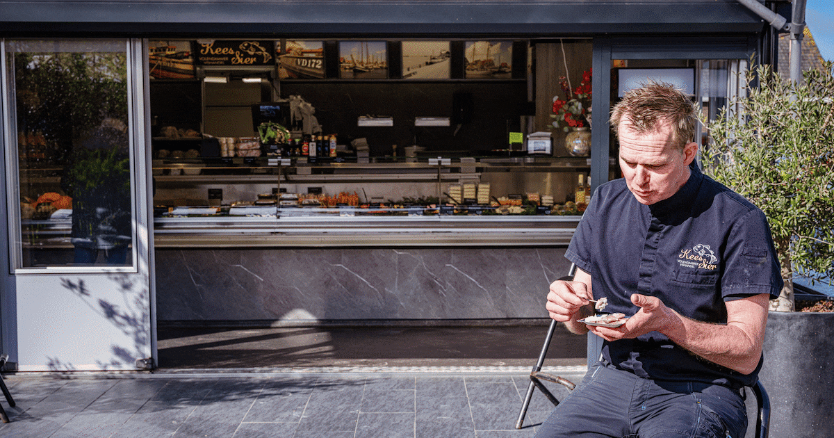 Visboer Kees Sier draagt na 45 jaar z’n zaak over: ‘Was hier net de kapper’