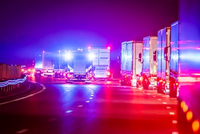 Problemen door ijzel: ongelukken op spekgladde wegen, treinen rijden niet