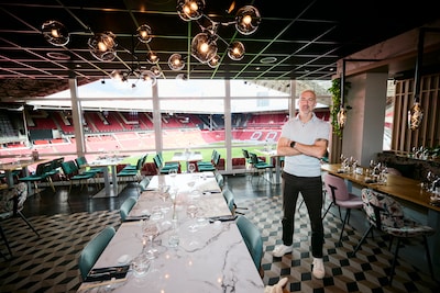 Op de vierde etage van het Philips Stadion runt Simon (46) een Aziatisch restaurant en nu zet hij oo